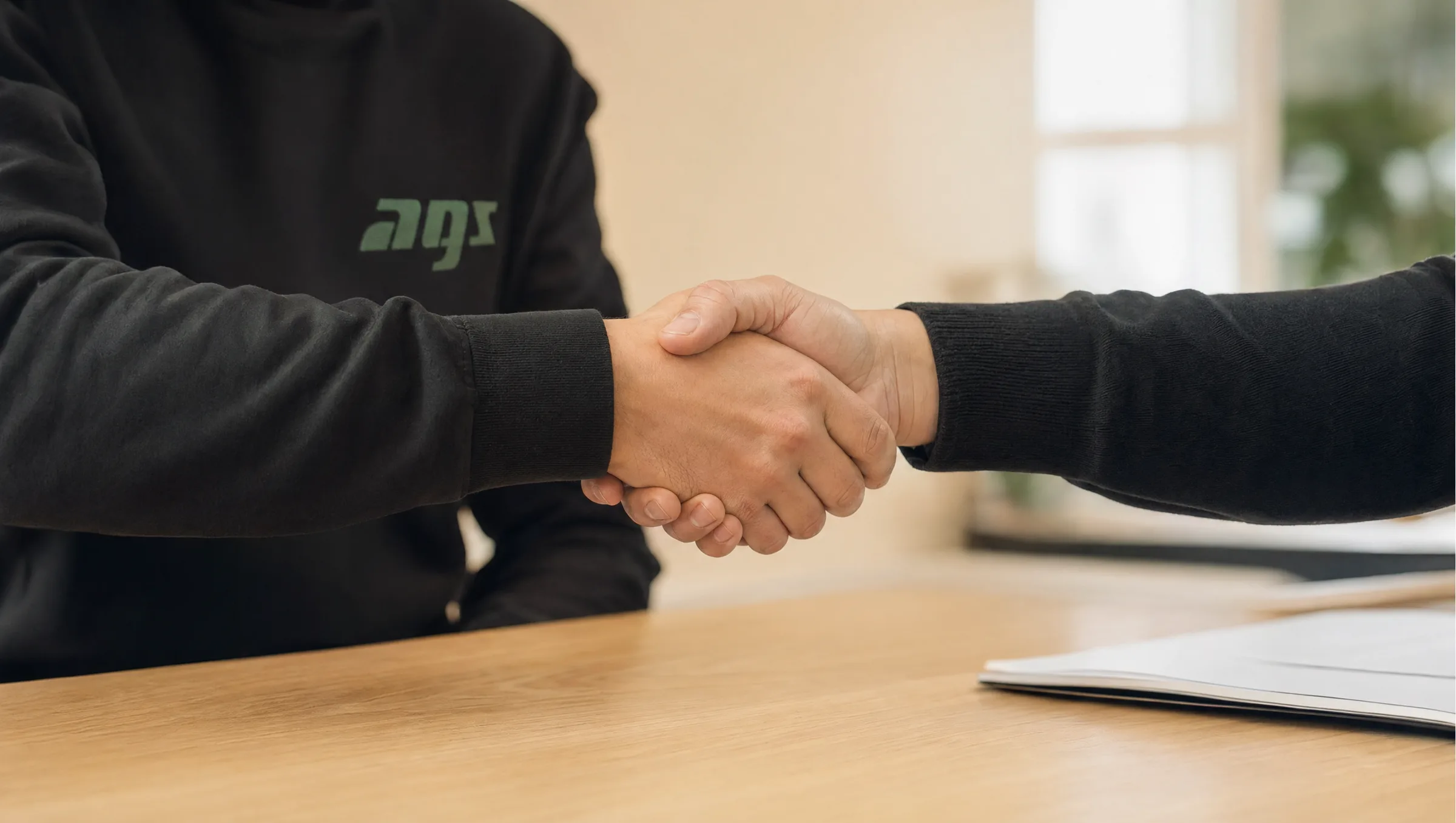 Handschlag zwischen AGS-Mitarbeiter und Kunde – partnerschaftliche Zusammenarbeit