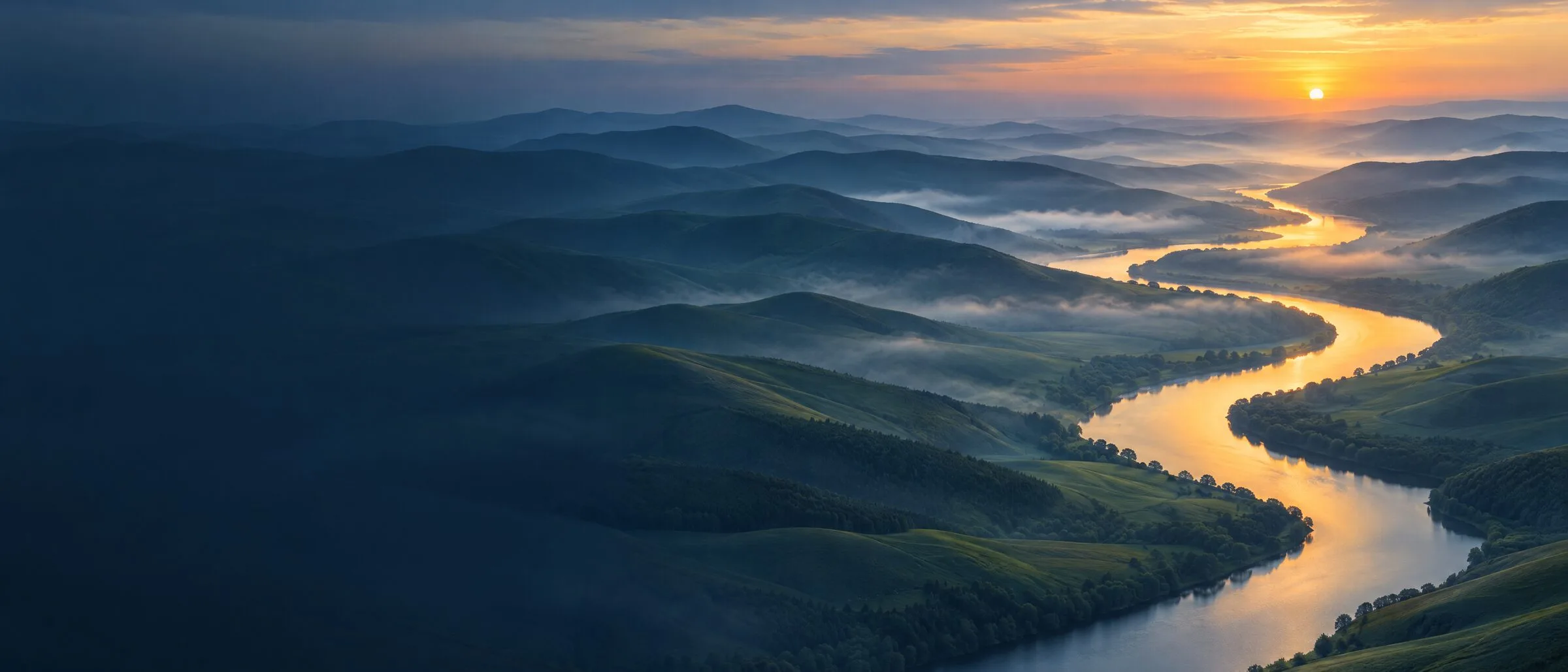 Flusslandschaft mit sanften Hügeln in der Abenddämmerung