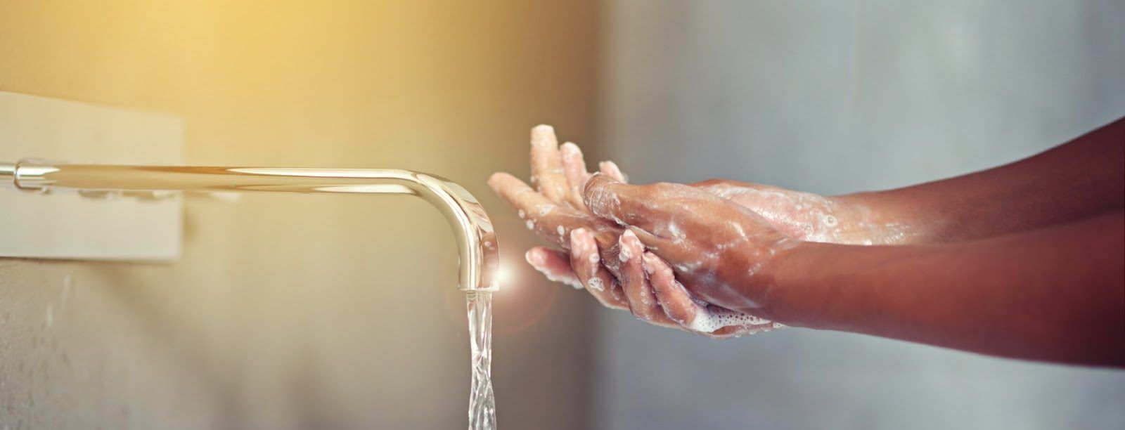 Glückliche Mitarbeiter in sauberer Arbeitsumgebung