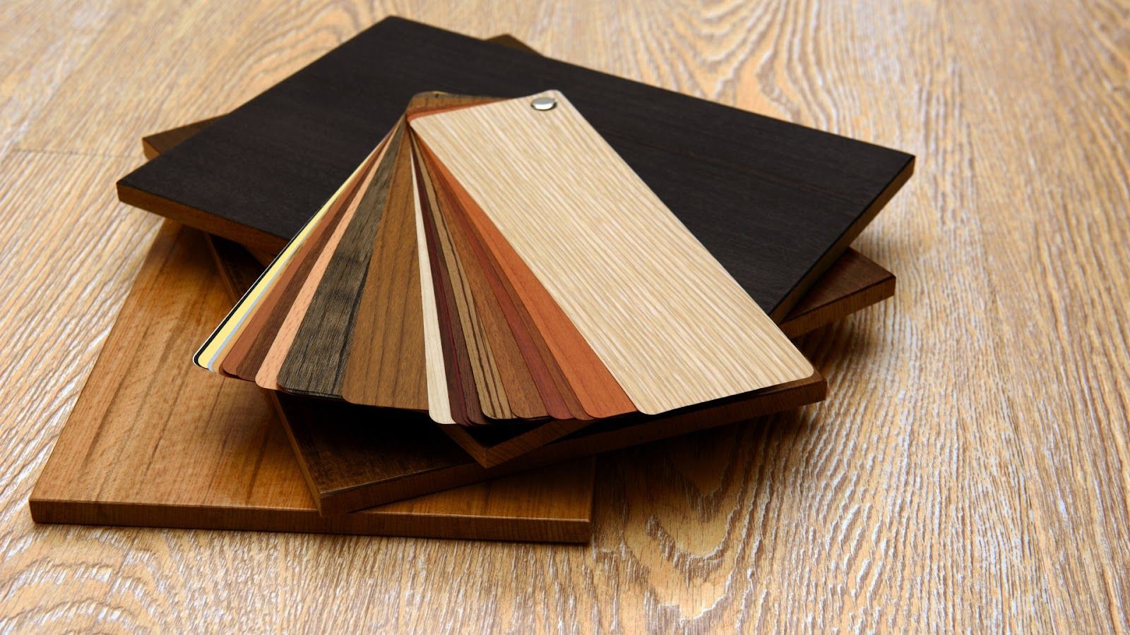 Glückliche Mitarbeiter in sauberer Arbeitsumgebung