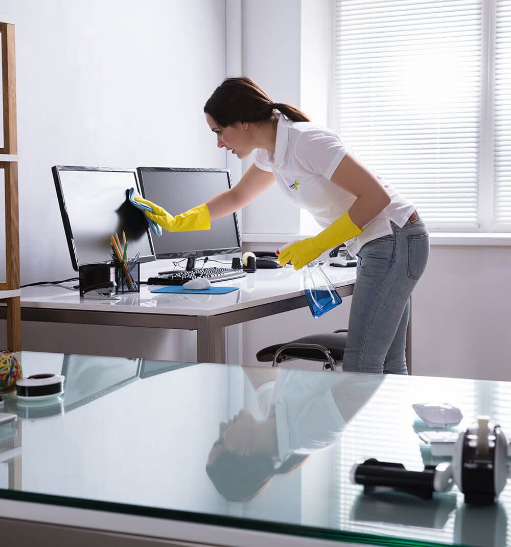 Glückliche Mitarbeiter in sauberer Arbeitsumgebung