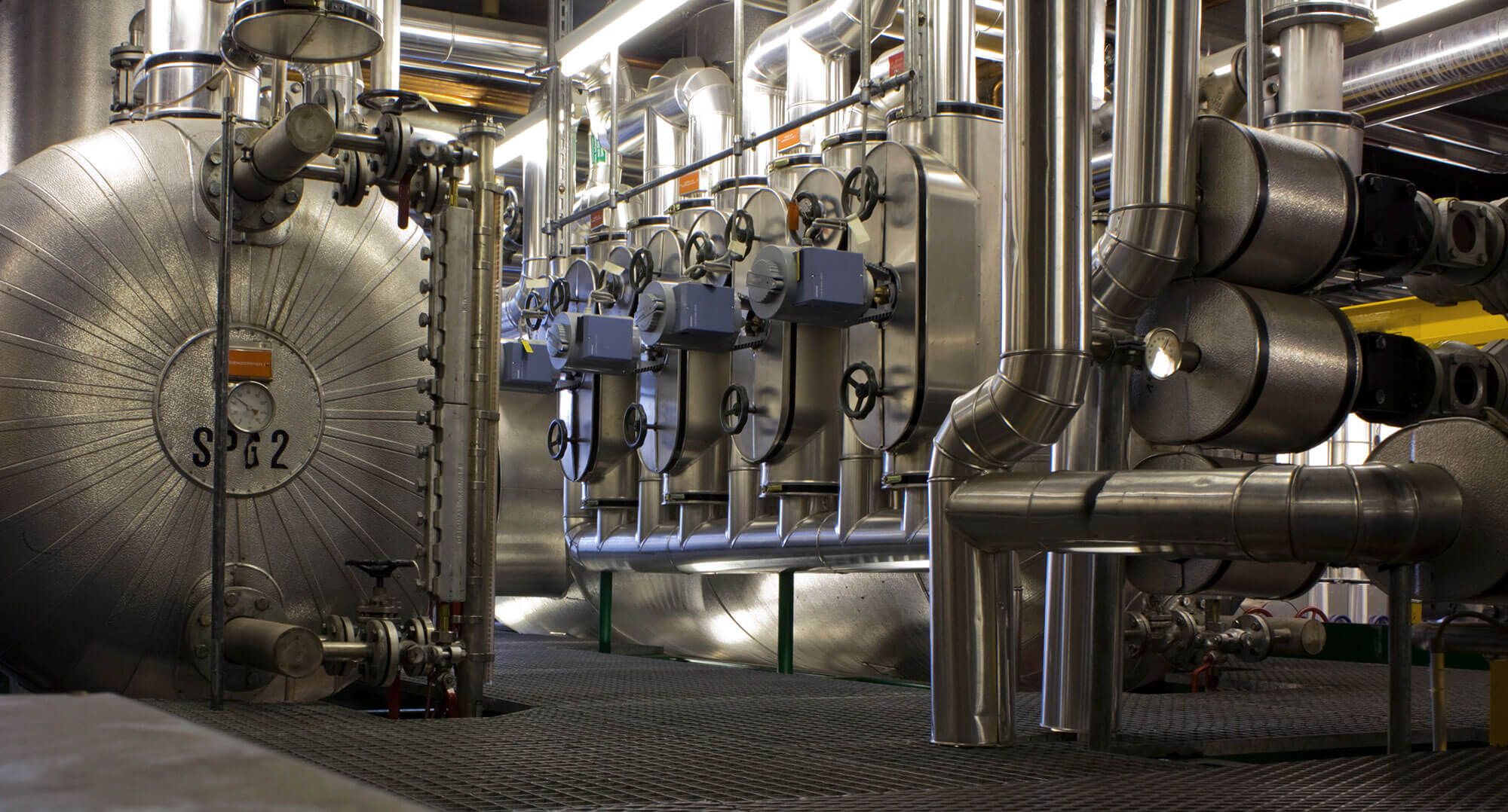 Glückliche Mitarbeiter in sauberer Arbeitsumgebung