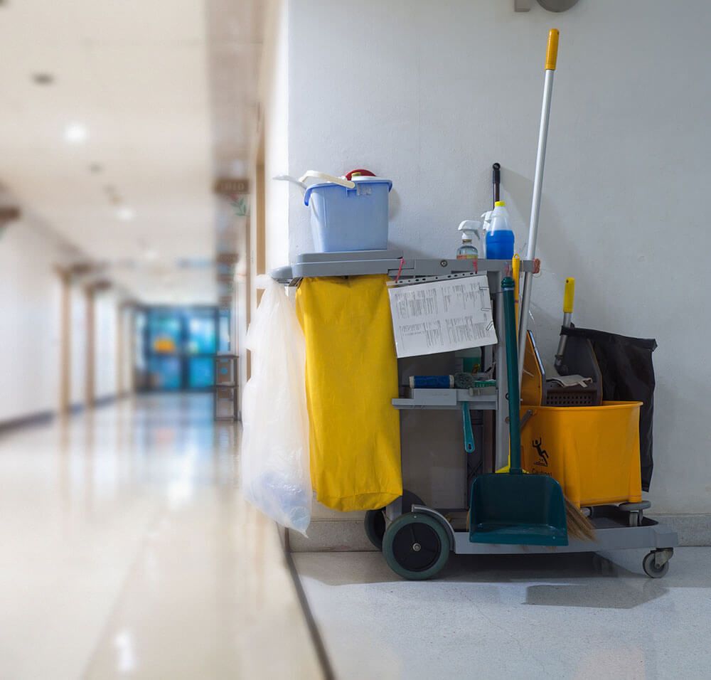 Glückliche Mitarbeiter in sauberer Arbeitsumgebung